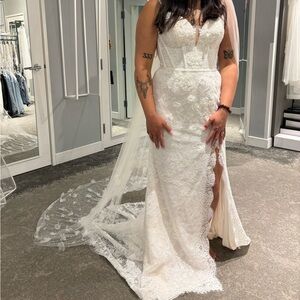 Elegant Lace Wedding Dress with Train